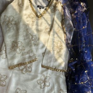 White karchupi kurti